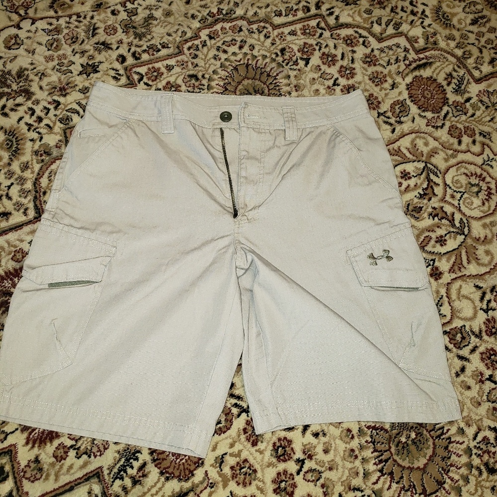 Cream cargo under armor shorts